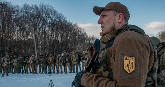 Piątek był 16. dniem rosyjskiej inwazji na Ukrainę. Walki koncentrowały się wokół Kijowa i Mariupola. Z tego drugiego miasta dochodzą coraz tragiczniejsze informacje o sytuacji humanitarnej. Rosjanie przeprowadzili też ataki lotnicze na lotniska w Łucku i Iwano-Frankowsku. Ukraińskie władze poinformowały też o rosyjskiej ofensywie na… białoruską wieś. Pojawiła się również informacja o śmierci rosyjskiego generała na polu walki. Piątek był też dniem, w którym Wołodymyr Zełenski wystąpił w polskim Sejmie. Z kolei prezydent USA i szefowa KE ogłosili nałożenie nowych sankcji na Rosję. 