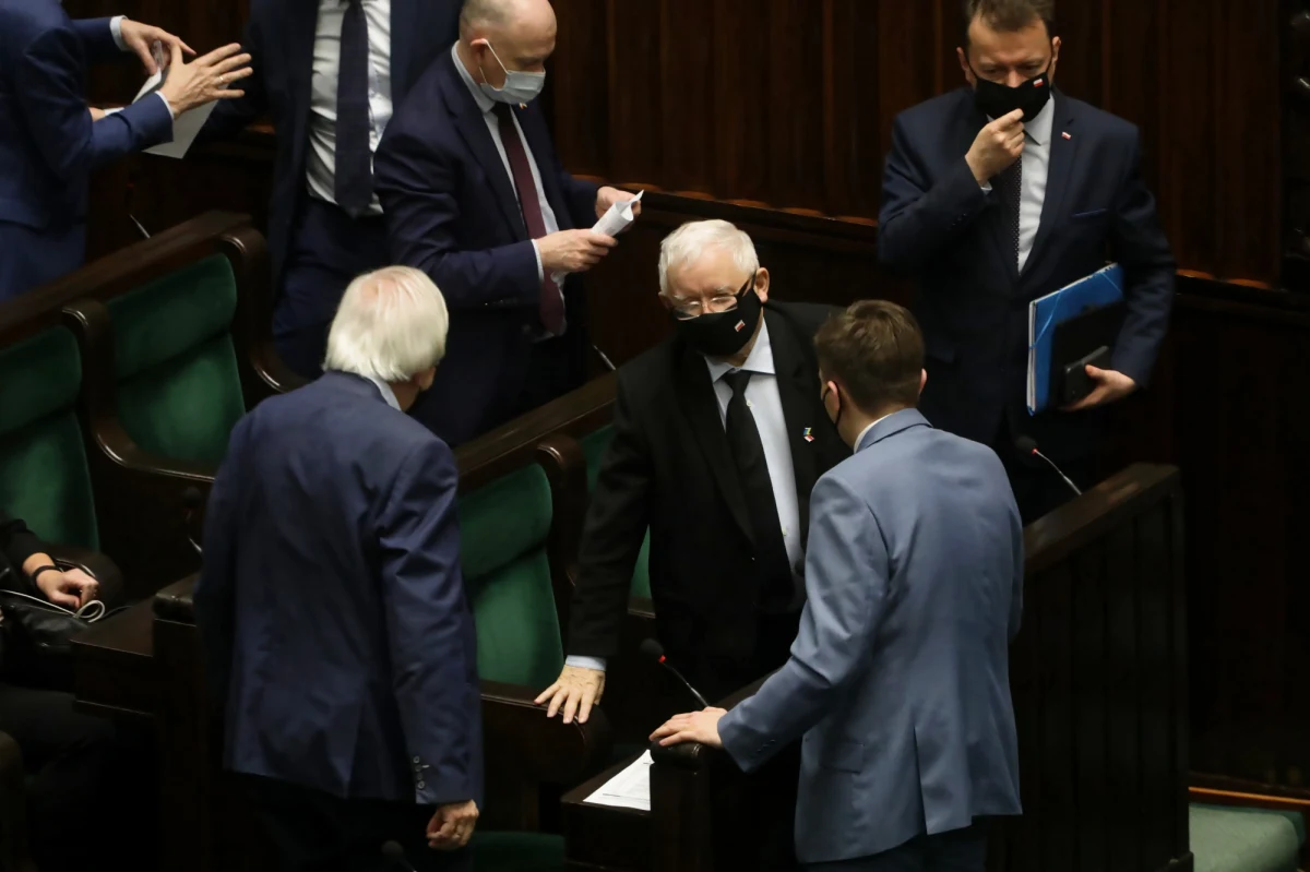 Sejm w piątek uchwalił ustawę o obronie ojczyzny, która m.in. zwiększa wydatki budżetowe na obronność i zwiększa liczebność Wojska Polskiego. Ustawa trafi teraz do Senatu. "To świetna wiadomość dla bezpieczeństwa Polski. Liczę na szybkie procedowanie ustawy w Senacie" - napisał na Twitterze minister obrony narodowej Mariusz Błaszczak.
