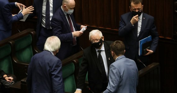 Sejm w piątek uchwalił ustawę o obronie ojczyzny, która m.in. zwiększa wydatki budżetowe na obronność i zwiększa liczebność Wojska Polskiego. Ustawa trafi teraz do Senatu. "To świetna wiadomość dla bezpieczeństwa Polski. Liczę na szybkie procedowanie ustawy w Senacie" - napisał na Twitterze minister obrony narodowej Mariusz Błaszczak.
