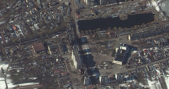 Zdjęcia satelitarne udostępnione w piątek przez amerykańską firmę Maxar Technologies, na które powołuje się Reuters, pokazują, że rosyjskie jednostki wojskowe kontynuują natarcie na ukraińską stolicę i ostrzeliwują artylerią dzielnice mieszkalne. 