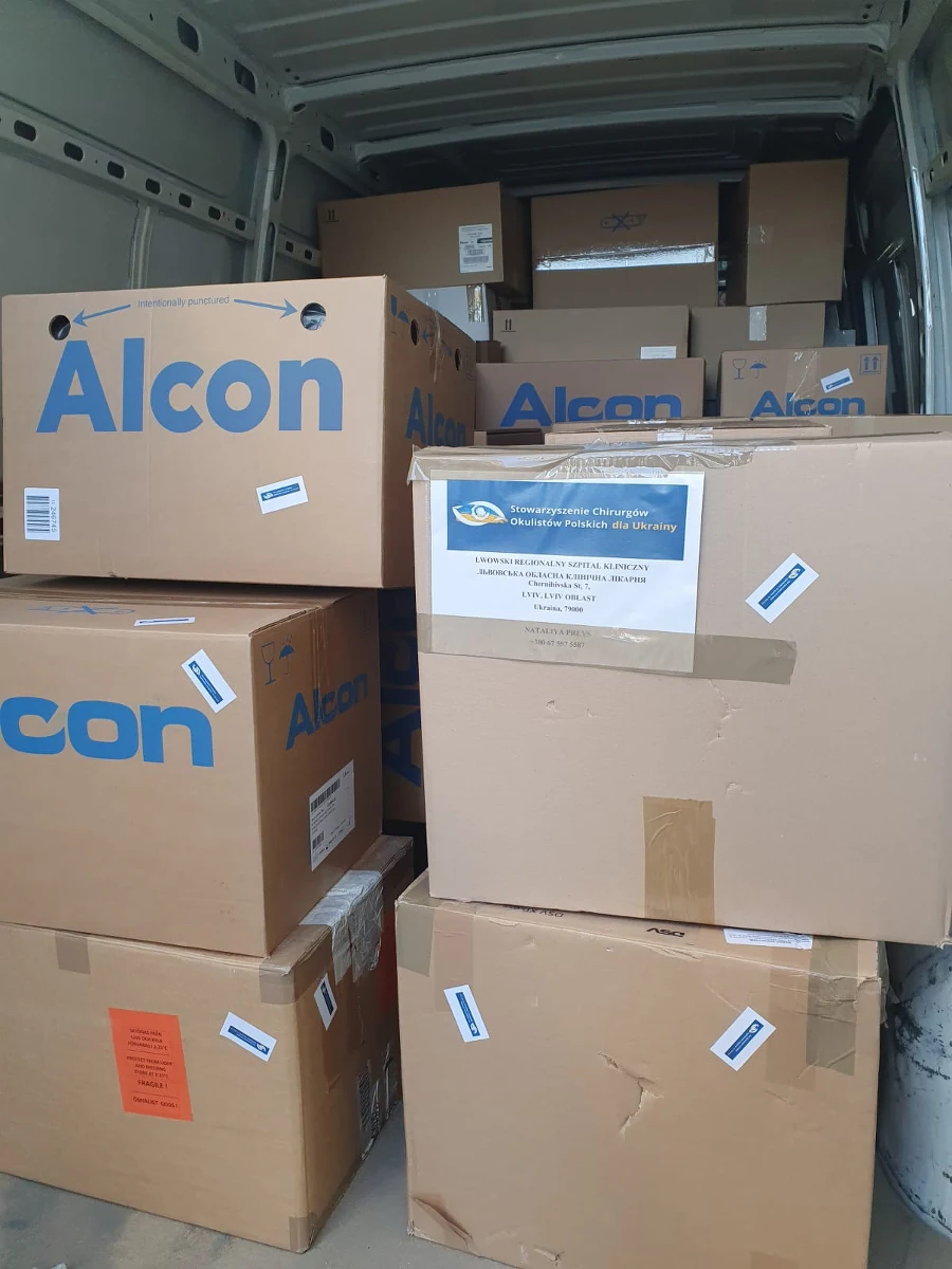 ​Okuliści ze Stowarzyszenia Chirurgów Okulistów Polskich pomagają ukraińskim kolegom i pacjentom. Do Lwowa wyjechał pierwszy transport z jednorazowym sprzętem do wykonywania zabiegów okulistycznych. Poprzez lwowską klinikę trafi również do innych szpitali okulistycznych w Ukrainie. 