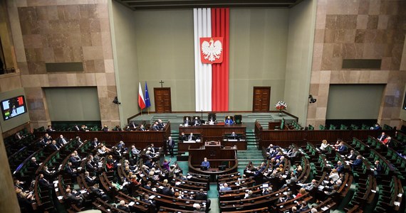 Sejm przyjął kilkanaście poprawek Senatu do ustawy o pomocy dla obywateli Ukrainy. Wśród przyjętych poprawek jest ta wykreślająca przepisy o tzw. bezkarności funkcjonariuszy publicznych i przedsiębiorców. Dokument trafi teraz do podpisu na biurko prezydenta.