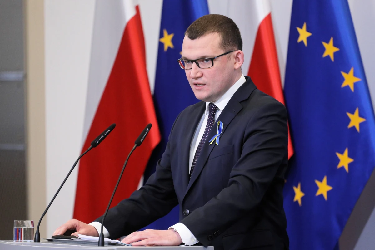 System rejestracji uchodźców z Ukrainy, którzy chcą uzyskać numer PESEL ruszy w środę 16 marca – zapowiedział Paweł Szefernaker, wiceminister MSWiA. Uchodźcy po zarejestrowaniu będą otrzymywali papierowe potwierdzenie nadania numeru PESEL. Pracujemy jeszcze nad rozwiązaniem, które, możliwe, że pozwoli na to, by wprowadzić jakiś nośnik fizyczny – dodał pełnomocnik rządu ds. cyberbezpieczeństwa Janusz Cieszyński. Także od 16 marca każdy, kto przyjął u siebie w domu ukraińskich uchodźców, będzie mógł złożyć wniosek o refinansowanie kosztów.