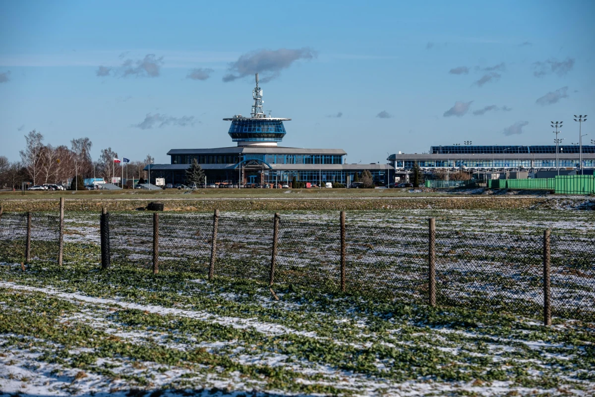 Przed przejściem granicznym z Białorusią w Koroszczynie (Lubelskie) trwa protest przeciwko transportowi towarów do Rosji i Białorusi. Jego uczestnicy blokują drogę dojazdową do terminala. Kolejka ciężarówek sięga 10 km.