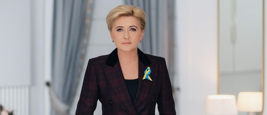 "Gorąco popieram pani apel o to, aby ludzie dobrej woli na całym świecie, w tym szczególnie kobiety, włączyły się dzisiaj w pokojową walkę o prawdę. Cały świat powinien poznać prawdę o tragedii, która rozgrywa się teraz na Ukrainie. Powinny ją poznać także kobiety, żony i matki, obywatelki Federacji Rosyjskiej" - stwierdziła w nagraniu skierowanym do pierwszej damy Ukrainy Ołeny Zełenskiej małżonka prezydenta Polski - Agata Kornhauser-Duda. "Dramat ukraińskich dzieci trzeba natychmiast powstrzymać!" - dodała. 