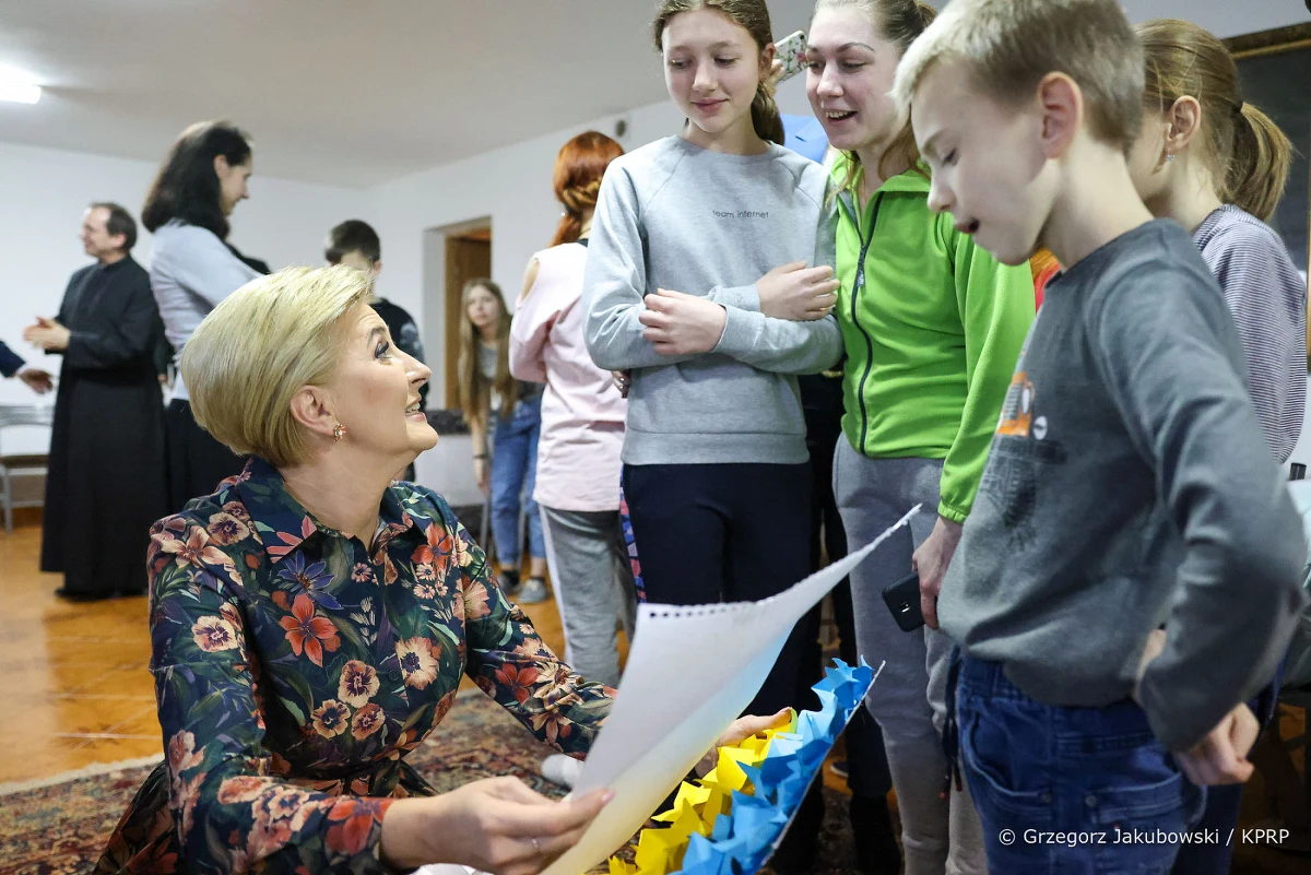 Mateusz Piskorski, który w 2018 r. został oskarżony o szpiegostwo na rzecz Rosji, był tłumaczem pierwszej damy Agaty Kornhauser-Dudy na spotkaniu z uchodźcami z Ukrainy w ośrodku w Brańszczyku koło Wyszkowa - ujawniła Wirtualna Polska. "Kancelaria Prezydenta nie była organizatorem spotkania w Brańszczyku 10 marca i nie zapraszała na nie Mateusza Piskorskiego, zrobili to gospodarze (księża orioniści, kierownictwo ośrodka). Kancelaria Prezydenta po potwierdzeniu tożsamości Mateusza Piskorskiego przekazała sprawę odpowiednim służbom" – przekazał PAP szef gabinetu prezydenta Paweł Szrot.