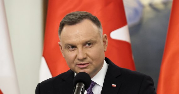 Prezydent Andrzej Duda podpisał w sobotę ustawę o pomocy dla obywateli Ukrainy. Tego samego dnia została ona opublikowana w Dzienniku Ustaw, a jej przepisy weszły w życie. Obowiązują, co do zasady, z mocą wsteczną od 24 lutego 2022 r.