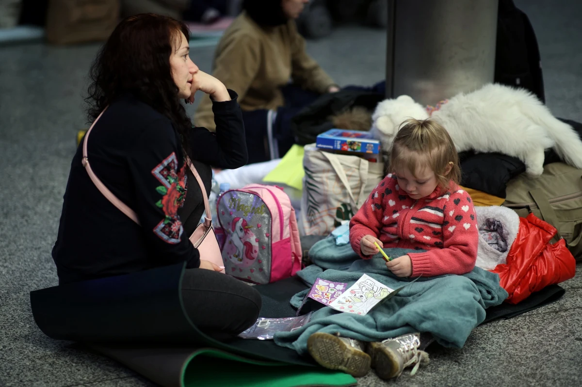W niedzielę na Dworcu Głównym w Krakowie wciąż tłoczno ale sytuacja się stabilizuje. Przebywającym tam uchodźcom pomagają służby i liczni wolontariusze. Z peronów od soboty odjeżdżają pociągi specjalne do Niemiec.

