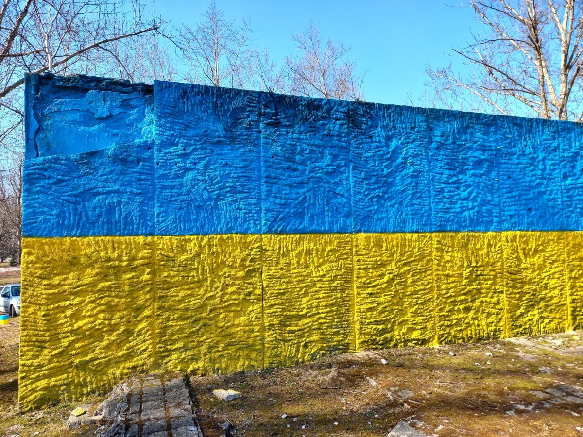 Postument, na którym stał w Krakowie pomnik marszałka Iwana Koniewa, został w niedzielę pomalowany na niebiesko i żółto. To gest solidarności z Ukraińcami, którzy walczą z rosyjską agresją.

