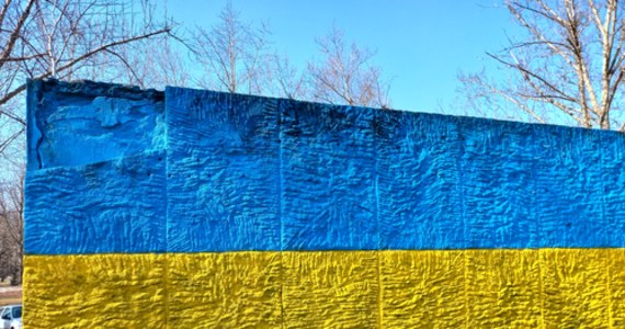 Postument, na którym stał w Krakowie pomnik marszałka Iwana Koniewa, został w niedzielę pomalowany na niebiesko i żółto. To gest solidarności z Ukraińcami, którzy walczą z rosyjską agresją.

