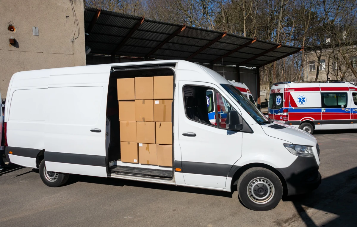 Wypełnione po dach dwa samochody dostawcze i jeden ambulans zawiozą w najbliższych dniach kolejną pomoc medyczną na Ukrainę. Dary skompletowane zostały przez placówki ochrony zdrowia podległe samorządowi województwa zachodniopomorskiego. Trafią do Iwano-Frankowska.