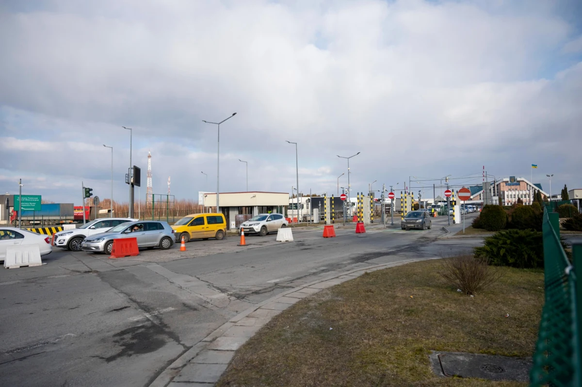 Kolejnych 25 tysięcy uchodźców przekroczyło do dzisiejszego popołudnia granicę na Podkarpaciu. W niedzielę rano rosyjskie rakiety spadły bardzo blisko przejścia granicznego w Korczowej. To było około 20 km od tego miejsca.