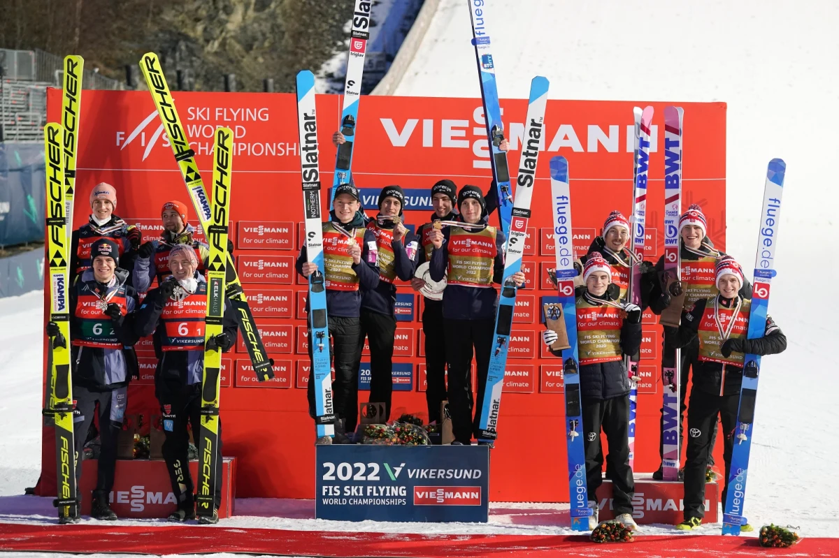 Polscy skoczkowie narciarscy zajęli piąte miejsce w konkursie drużynowym mistrzostw świata w lotach w norweskim Vikersund. Złoto zdobyli Słoweńcy, srebro Niemcy, a brąz ekipa gospodarzy.