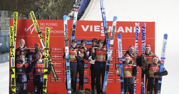 Polscy skoczkowie narciarscy zajęli piąte miejsce w konkursie drużynowym mistrzostw świata w lotach w norweskim Vikersund. Złoto zdobyli Słoweńcy, srebro Niemcy, a brąz ekipa gospodarzy.