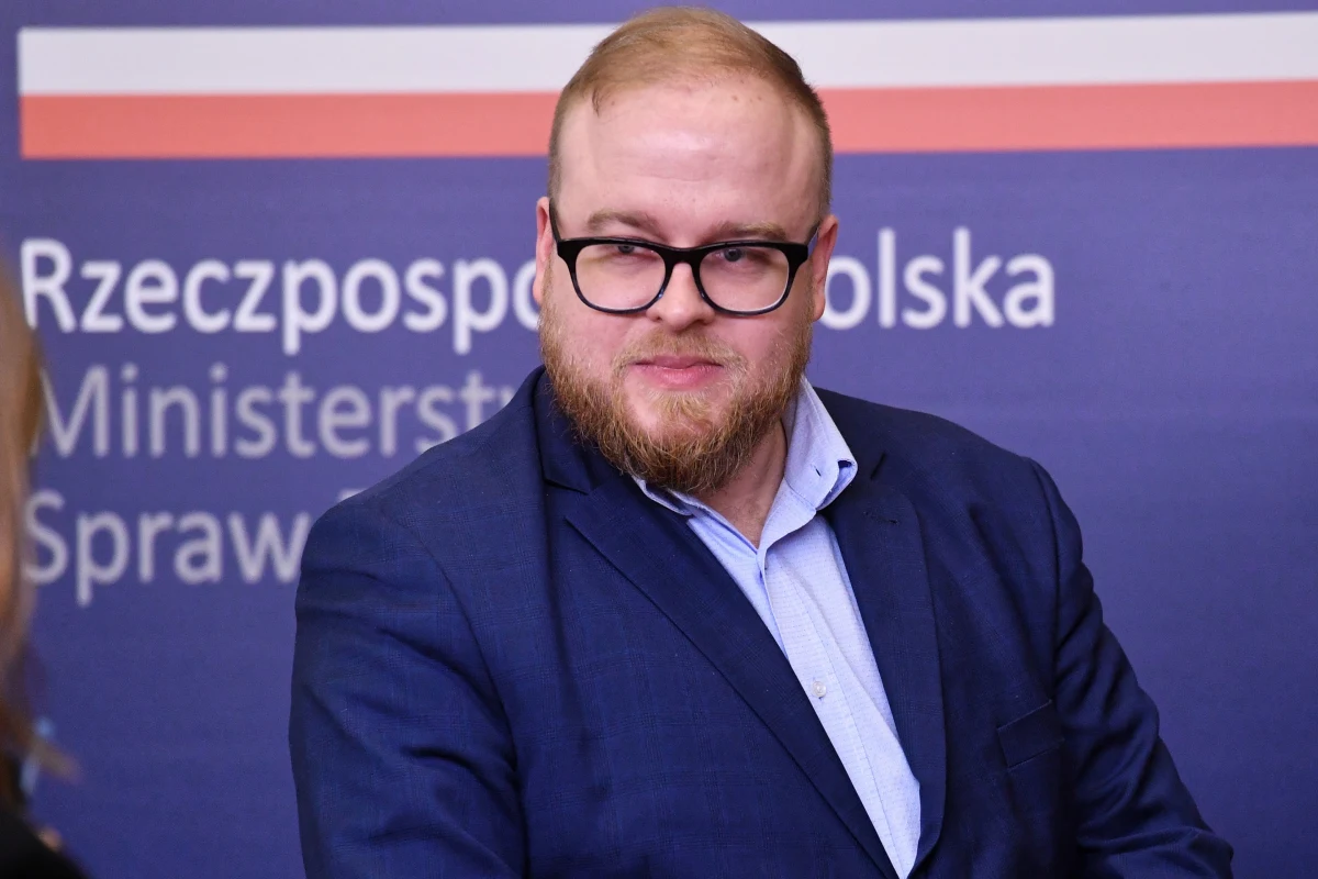 Na razie nie ma decyzji o obniżeniu rangi stosunków dyplomatycznych z Rosją - powiedział w Polsat News rzecznik resortu spraw zagranicznych Łukasz Jasina. Zaznaczył jednocześnie, że każdy scenariusz zgodny z prawem międzynarodowym jest rozważany.