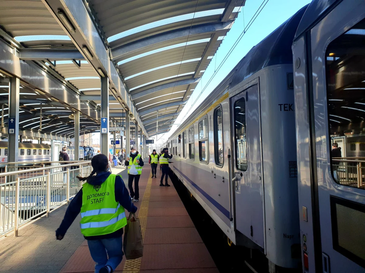 Od piątku do niedzieli do godz. 18:00, 27 tys. uchodźców z Ukrainy skorzystało z zorganizowanego przez polskie koleje dodatkowego transportu do Niemiec - przekazał wiceminister spraw wewnętrznych i administracji Paweł Szefernaker. Tylko w weekend z Polski do Niemiec odjedzie 18 dodatkowych pociągów specjalnych.