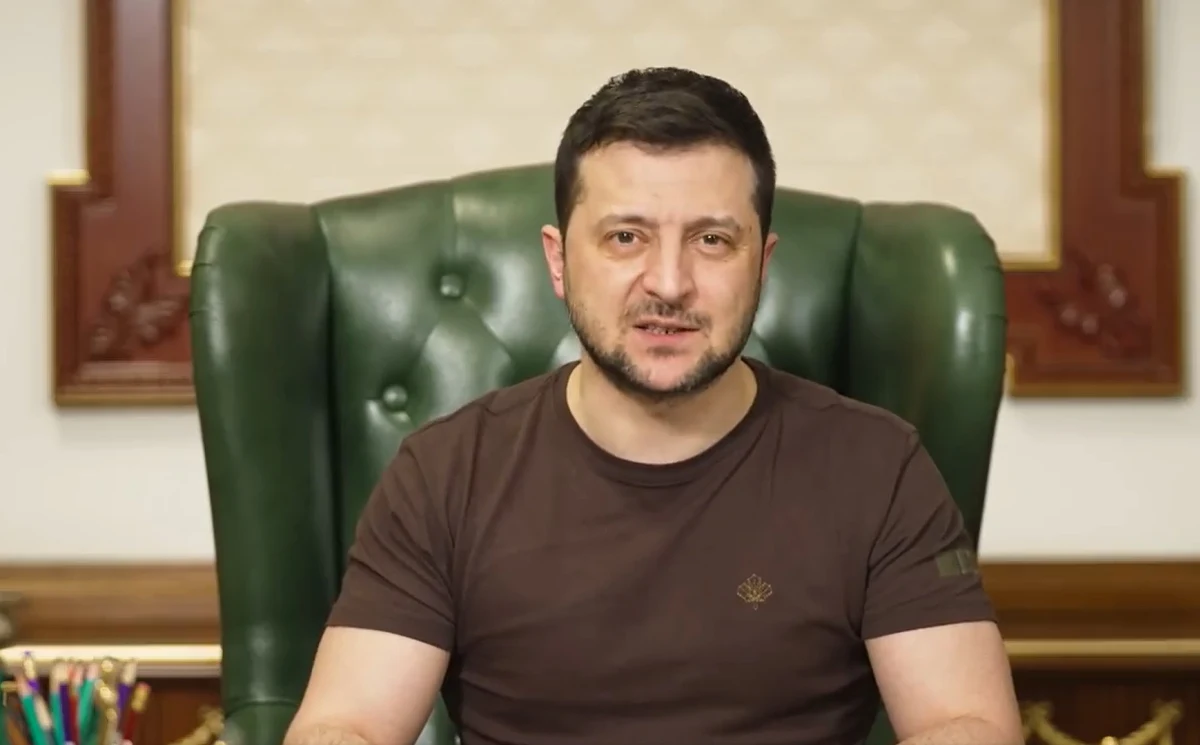 Prezydent Ukrainy Wołodymyr Zełenski ponownie zaapelował w nocy z niedzieli na poniedziałek do NATO o wprowadzenie strefy zakazu lotów nad Ukrainą. Ostrzegł, że jeśli strefa taka nie zostanie wprowadzona to "rosyjskie rakiety mogą zacząć spadać na kraje członkowskie NATO".