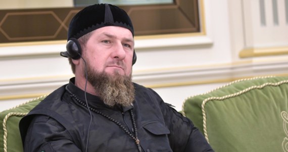 Na nagraniu opublikowanym w niedzielę przez czeczeńską telewizję Grozny rzekomo widać przywódcę Czeczenii Ramzana Kadyrowa rozmawiającego z czeczeńskimi bojownikami o ataku, który miał miejsce w pobliżu stolicy Ukrainy - informują ukraińskie media.