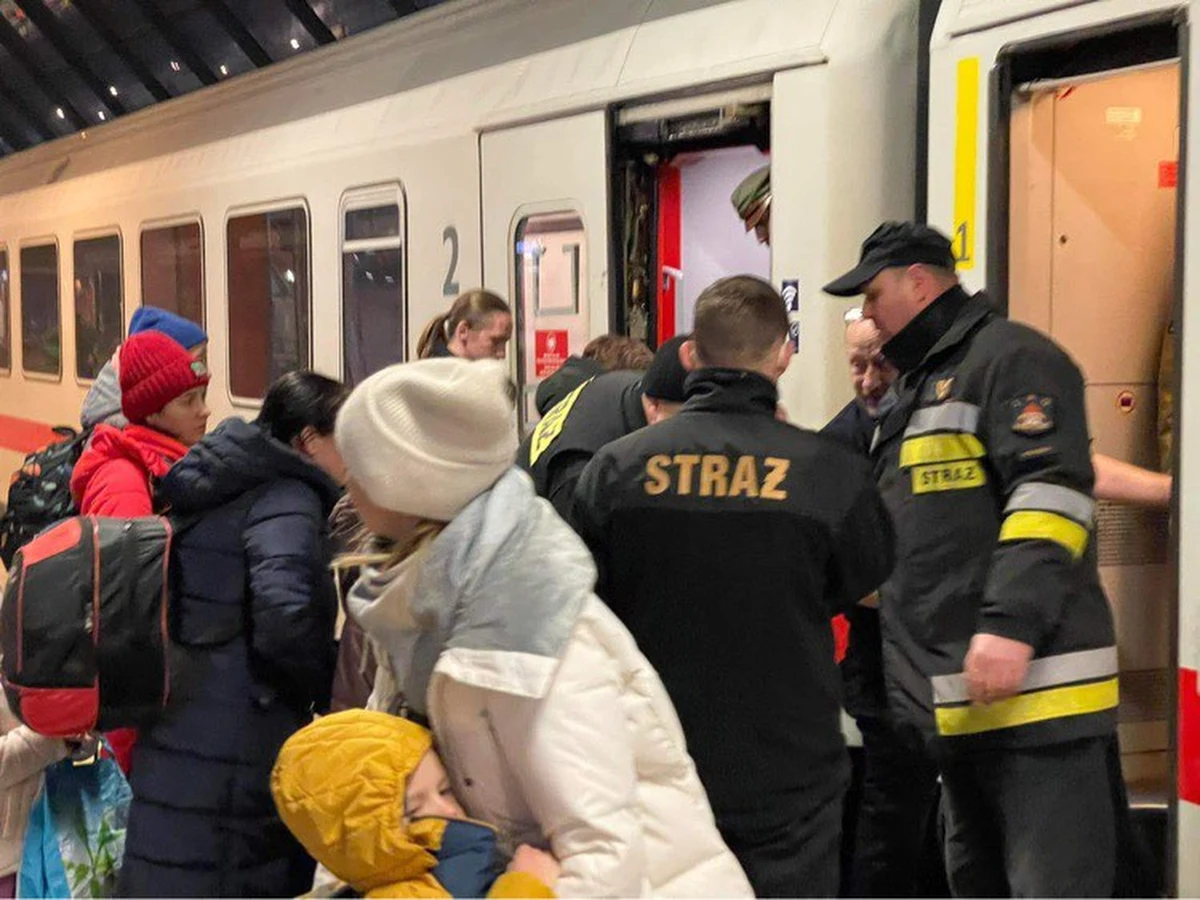 Z pięciu bezpłatnych pociągów, które wyruszyły z krakowskiego Dworca Głównego PKP - czterech do Berlina przez Zgorzelec i jednego do Hanoweru - skorzystało w weekend łącznie prawie 900 osób - poinformował wojewoda małopolski Łukasz Kmita.

