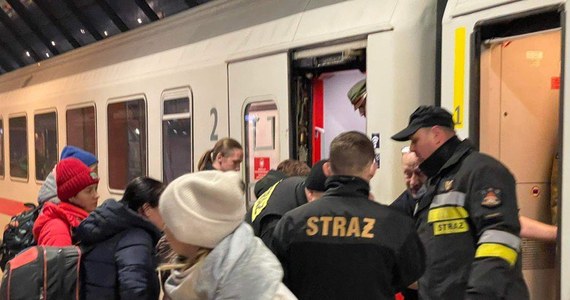 Z pięciu bezpłatnych pociągów, które wyruszyły z krakowskiego Dworca Głównego PKP - czterech do Berlina przez Zgorzelec i jednego do Hanoweru - skorzystało w weekend łącznie prawie 900 osób - poinformował wojewoda małopolski Łukasz Kmita.

