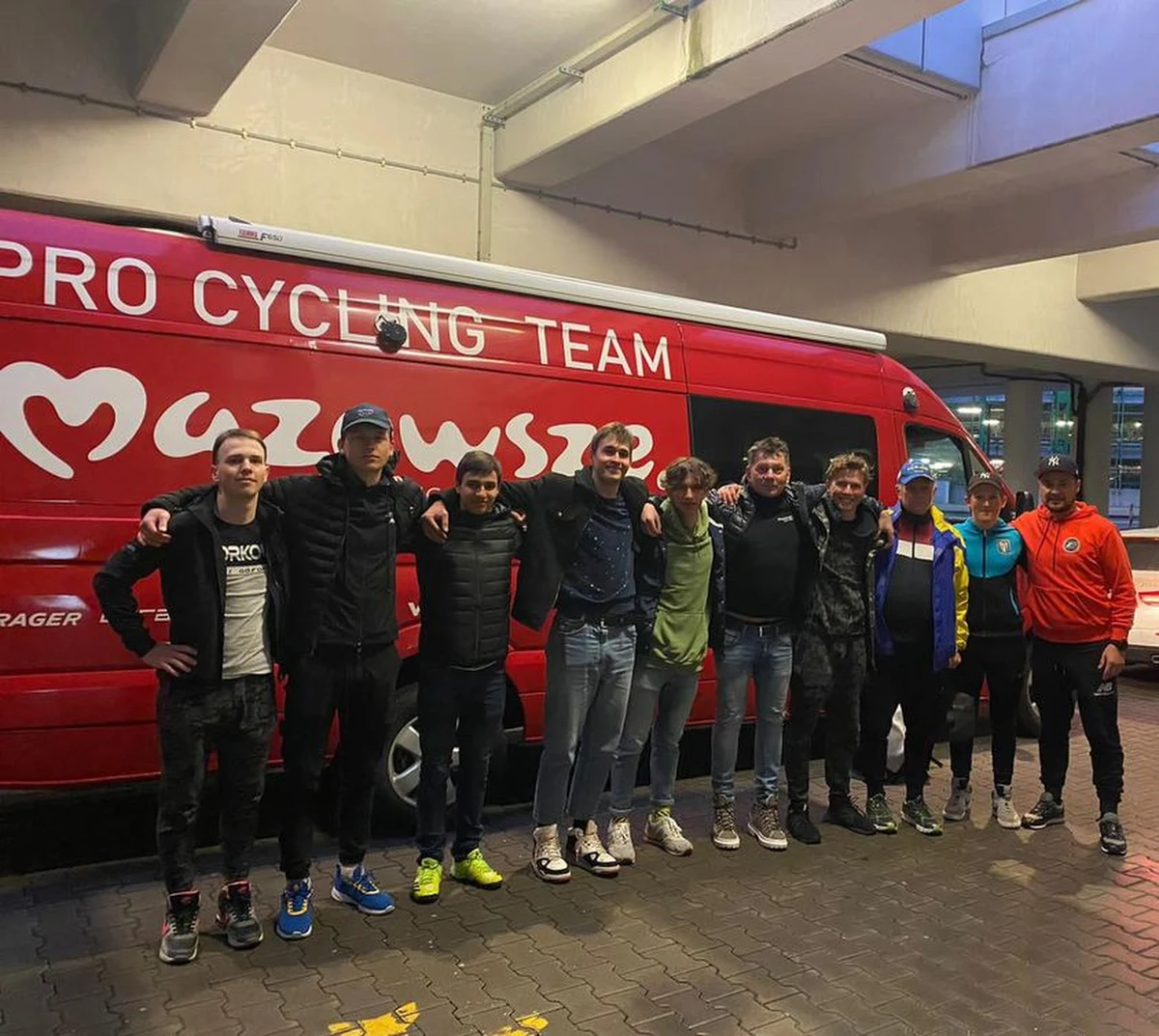 Od początku inwazji rosyjskiej na Ukrainie grupa kolarska HRE Mazowsze Serce Polski włączyła się w pomoc ukraińskim uchodźcom. "W naszej ekipie jeżdżą ukraińscy masażyści. Mamy fizjoterapeutów z Ukrainy. Decyzja była bardzo szybka. Czuliśmy, że musimy włączyć się w pomoc płynącą z całego kraju" - mówi w rozmowie z RMF FM Dariusz Banaszek. Niedawno pod opiekę grupy trafiło też dziewięciu młodych, ukraińskich kolarzy. "Chcemy by dostali licencję i mogli startować w polskich wyścigach" - zapewnia Banaszek.