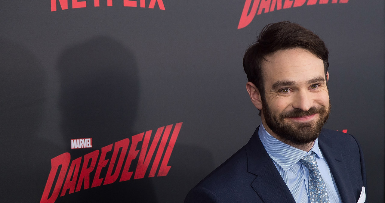 Charlie Cox wcielał się w postać niewidomego prawnika Matta Murdocka znanego pod pseudonimem Daredevil w trzech sezonach popularnego serialu "Daredevil" Netfliksa. Pojawił się również w jednej ze scen filmu "Spider-Man: Bez drogi do domu". Co dalej z Daredevilem?