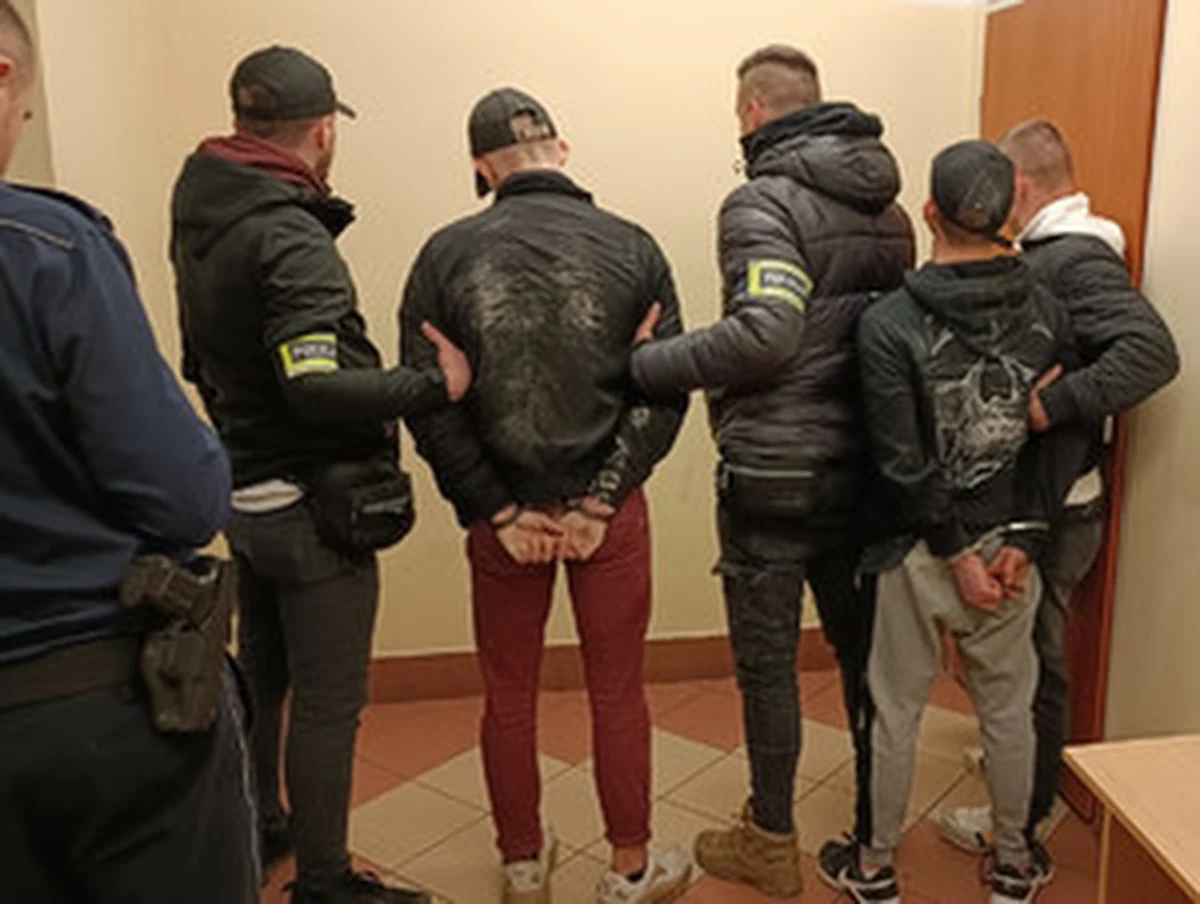 Stołeczni policjanci zatrzymali 16 i 20-latka, którzy zdewastowali stację Veturilo przy pl. Narutowicza. Jak informuje reporter RMF MAXXX Przemek Mzyk - obaj chuligani usłyszeli zarzuty niszczenia mienia.

