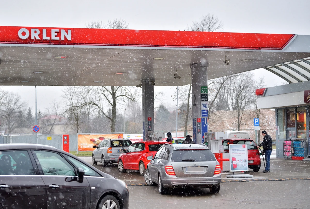 Obniżenie cen na stacjach paliw Orlenu zapowiedział w mediach społecznościowych Daniel Obajtek, prezes koncernu. Benzyna średnio ma kosztować - 6,79 złotych za litr, a olej napędowy - 7,55 złotych za litr.