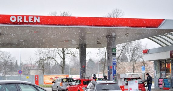 Obniżenie cen na stacjach paliw Orlenu zapowiedział w mediach społecznościowych Daniel Obajtek, prezes koncernu. Benzyna średnio ma kosztować - 6,79 złotych za litr, a olej napędowy - 7,55 złotych za litr.
