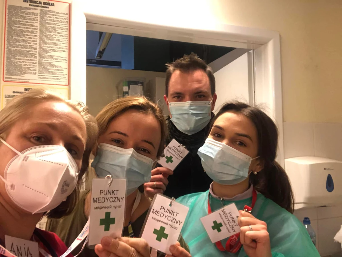 W punkcie medycznym na Dworcu Głównym PKP we Wrocławiu, gdzie udzielana jest pomoc uchodźcom przyjeżdżającym z Ukrainy, potrzebni są wolontariusze. Na dyżury zgłaszać mogą się: lekarze, pielęgniarki i ratownicy medyczni. 

