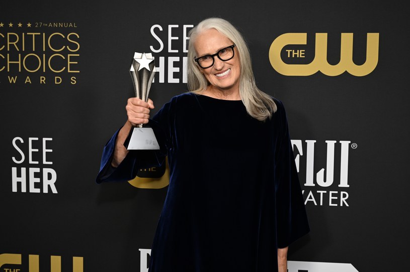 "To absolutnie oszałamiające być tu dzisiaj wśród tak wielu niesamowitych kobiet" - powiedziała Jane Campion, zwracając się w szczególny sposób do Halle Berry oraz gwiazd tenisa, sióstr Venus i Sereny Williams. Nowozelandzka twórczyni odebrała 13 marca nagrodę Critics Choice Awards za najlepszą reżyserię filmu "Psie pazury".