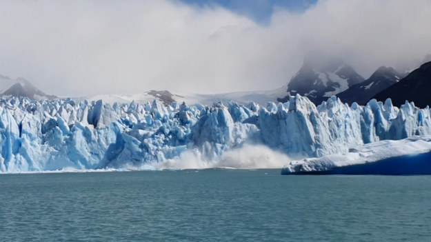 Turyści obserwujący argentyński lodowiec Perito Moreno nagrali niesamowitą scenę. Na ich oczach od czoła lodowca oderwała się olbrzymia połać lodu, żeby po chwili wynurzyć się z olbrzymią siłą. Zobaczcie