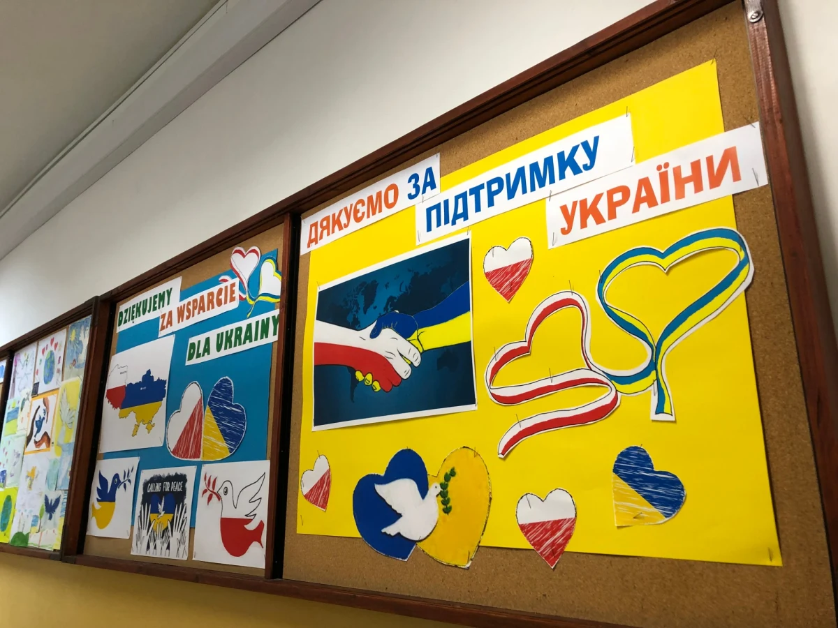 Do olsztyńskich szkół trafiło już ponad 60 uczniów z Ukrainy. Najwięcej do Szkoły Podstawowej nr 2, gdzie stworzono specjalnie dwie dodatkowe klasy. Wychowawcami zostali tam nauczyciele, którzy znają język ukraiński.