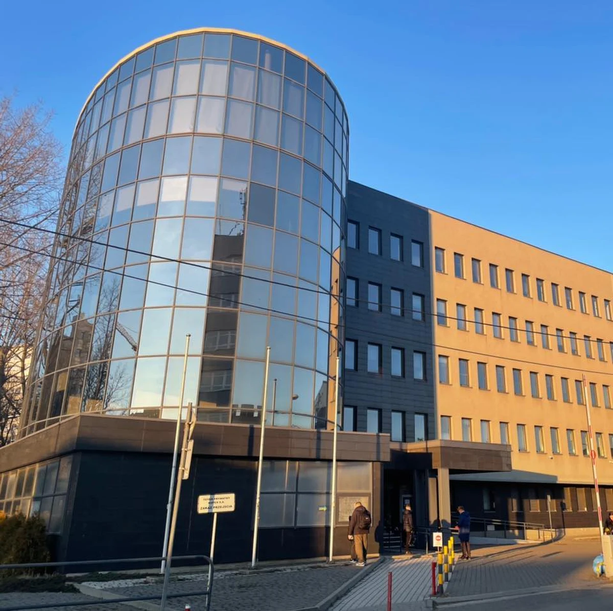 Magazyn socjalny przy ul. Grabowej w Katowicach nieustannie zbiera dary dla uchodźców z Ukrainy. Żywność długoterminowa potrzeba jest zawsze i bardzo szybko znika z magazynowych półek. 