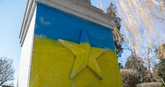 Pomnik Armii Czerwonej na cmentarzu w Gnieźnie został pomalowany w barwy ukraińskiej flagi. Do podobnego incydentu doszło niedawno na poznańskiej Cytadeli. 