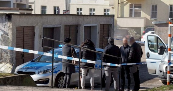 Policja bada sprawę śmierci kobiety, której ciało znaleziono w wiacie śmietnikowej przy ul. Moniuszki w Koszalinie. Przy zwłokach nie było dokumentów tożsamości.