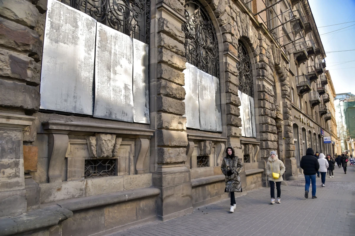 Pomniki oklejane i obstawiane rusztowaniami. Witraże zasłaniane arkuszami blachy lub deskami. Bezcenne dzieła sztuki chowane w bunkrach. Ukraińcy zabezpieczają zabytki swojej kultury. Polska wysyła wsparcie tamtejszym konserwatorom.