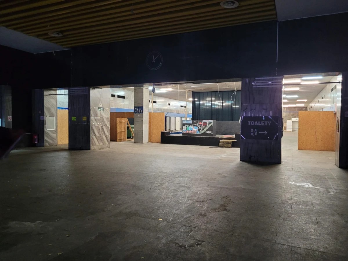 Budynek starego Dworca Głównego w Poznaniu zostanie udostępniony Ukraińcom, którzy uciekli ze swojego kraju przed rosyjską inwazją. Taką informację przekazał wojewoda wielkopolski Michał Zieliński.