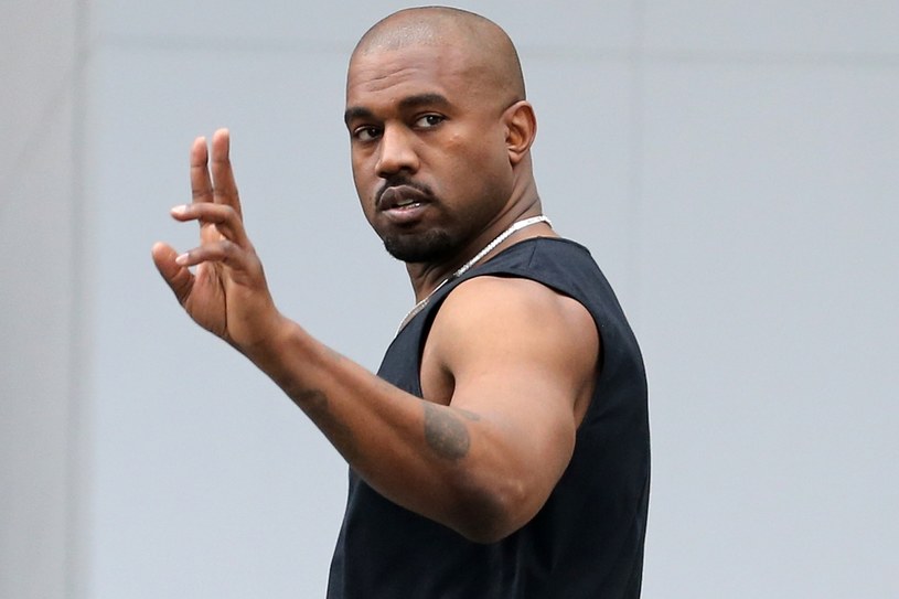 Kanye West od tygodni publikuje w mediach społecznościowych nienawistne posty wymierzone w obecnego partnera byłej żony, wywołując wśród fanów słuszne oburzenie. Chłopak Kim Kardashian, który nie komentował tego, wreszcie zabrał głos. Korzystając z instagramowego konta kolegi z programu „Saturday Night Live”, Davidson opublikował zapis rozmowy z Westem. Komik potępił zachowanie muzyka, określając je mianem niebezpiecznego i dziecinnego. Zaproponował również spotkanie twarzą w twarz.