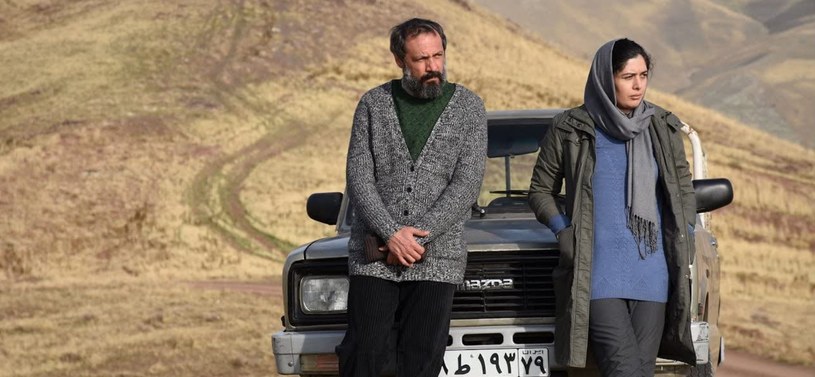 Wielokrotnie nagradzany irański film "Zło nie istnieje", który jest m.in. laureatem Złotego Niedźwiedzia na Berlinale 2020, można już obejrzeć w internecie. Reżyser Mohammad Rasoulof nie odebrał żadnej z nagród, gdyż ma zakaz opuszczania kraju, a swoje filmy kręci nielegalnie. 