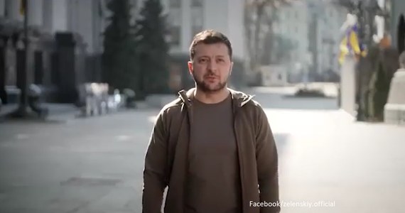 "Zadajemy wrogowi takie straty, że nie wie już, gdzie szukać rezerw" - powiedział w poniedziałek prezydent Ukrainy Wołodymyr Zełenski w nagraniu wideo opublikowanym na Facebooku.
