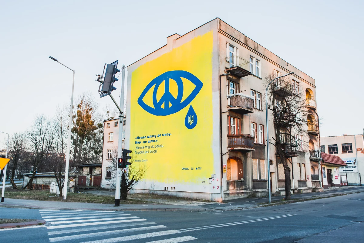 "Nie ma drogi do pokoju. To pokój jest drogą" - te słowa Mahatmy Gandhiego znalazły się na muralu, który powstał na ścianie budynku przy ul. Browarnej w Ostrowie Wielkopolskim. Żółto-niebieskie malowidło to symbol wsparcia dla Ukrainy. 