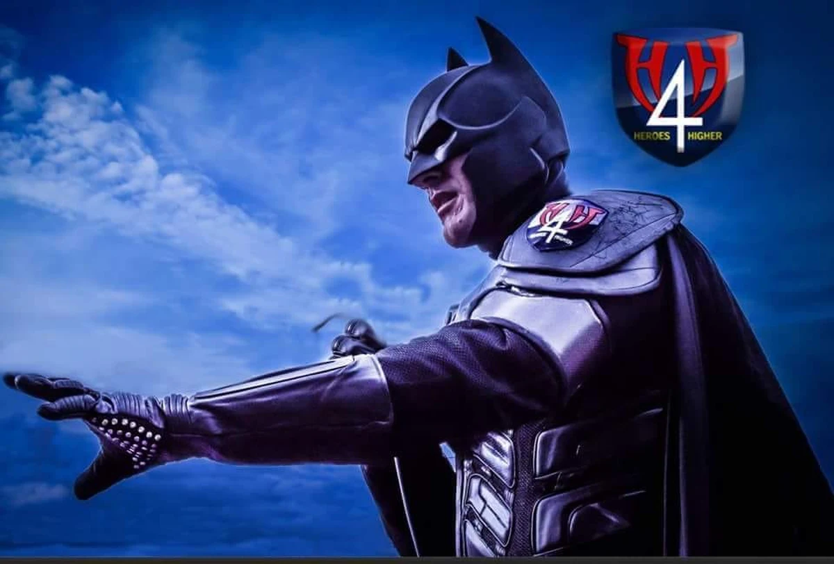 Pochodzący z Zachodniej Wirginii John Buckland, który od 10 lat występuje w kostiumie Batmana w ramach stowarzyszenia Heroes 4 Higher, przyjeżdża do Krakowa, by spotkać się z ukraińskimi dziećmi, które pod opieką matek uciekły ze swojego kraju przed wojną. Jego pobyt w Małopolsce potrwa od 14 do 26 marca. 