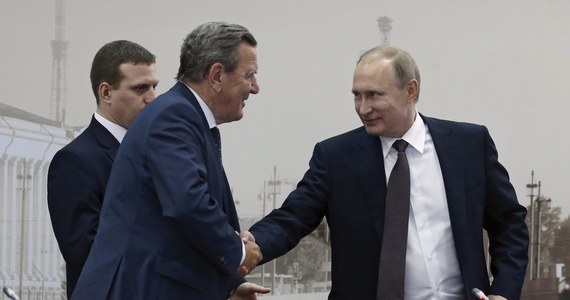 Dziennik "Bild" przygląda się "pięciu zagadkom" związanym z ubiegłotygodniową podróżą byłego kanclerza Gerharda Schroedera do Moskwy, gdzie miał rozmawiać o wojnie na Ukrainie z Władimirem Putinem. Wyprawa wywołała w Niemczech ogromne emocje. Co przyniosła? "Nadal nie jest to jasne" - pisze w poniedziałek gazeta.