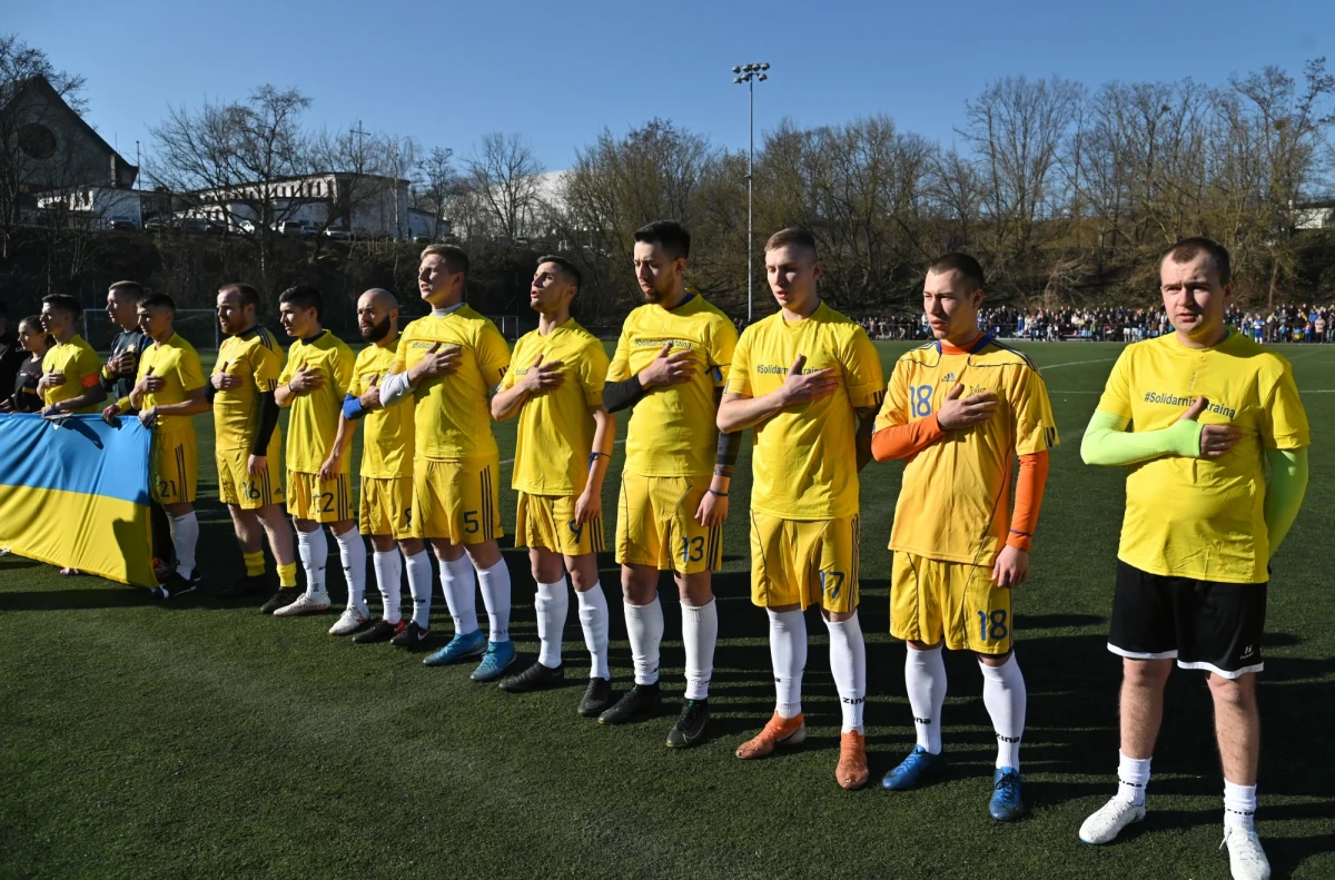 W całej Polsce już kilkaset klubów piłkarskich zgłosiło chęć organizowania bezpłatnych treningów dla osób z Ukrainy. Na liście nie brakuje też drużyn i sztabów trenerskich z województwa warmińsko-mazurskiego.
