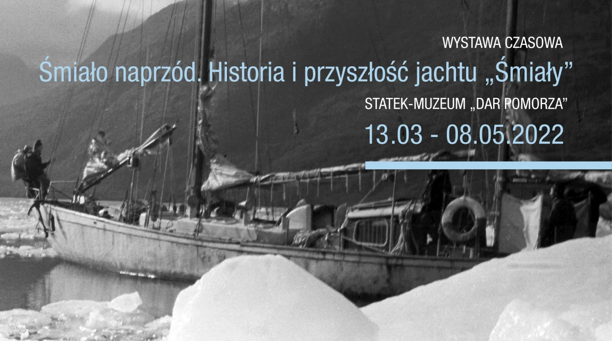 Dzienniki pokładowe, oryginalną banderę, elementy wyposażenia, historyczne fotografie i wiele innych przedmiotów związanych z jachtem „Śmiały” można podziwiać pod pokładem „Daru Pomorza” w Gdyni. Wystawa „Śmiało naprzód. Historia i przyszłość jachtu Śmiały” będzie prezentowana do 8 maja. 