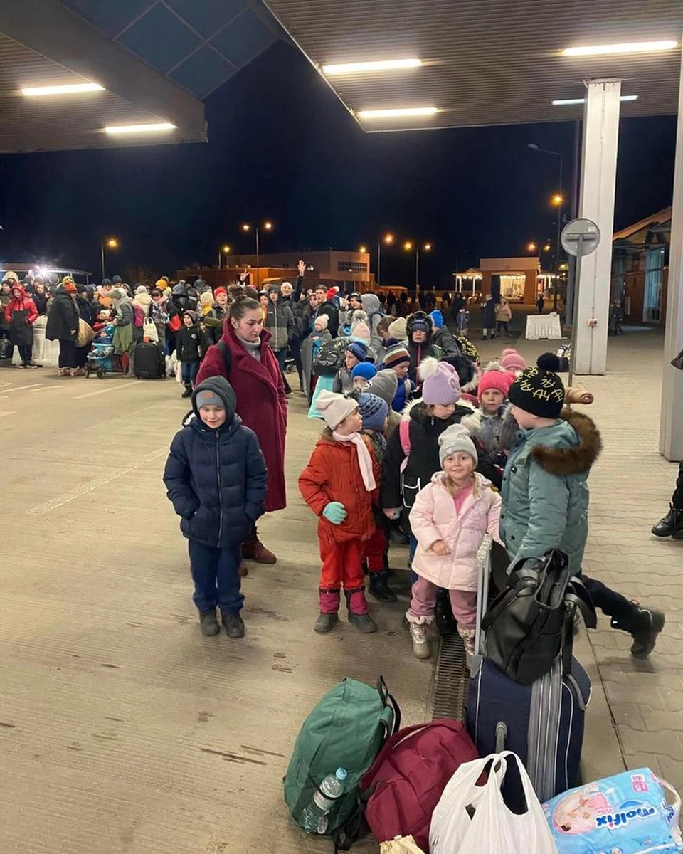 Ponad 1,5 tys. wychowanków z ukraińskich domów dziecka sprowadziła do Polski w ciągu trzech tygodni łódzka Fundacja Happy Kids. Dzieci z opiekunami trafiły do miejsc zakwaterowania, które udostępniają samorządy z różnych regionów kraju. Trwa ewakuacja kolejnych uchodźców.