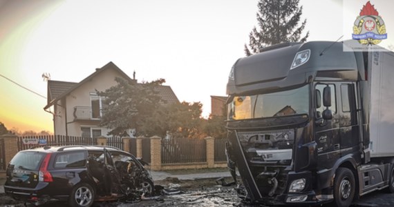 Policja i prokuratura wyjaśniają okoliczności tragicznego wypadku w miejscowości Mokra Prawa w powiecie skierniewickim. W wyniku zderzenia auta osobowego i ciężarówki zginęła 33-letnia kobieta i 2-letni chłopiec.