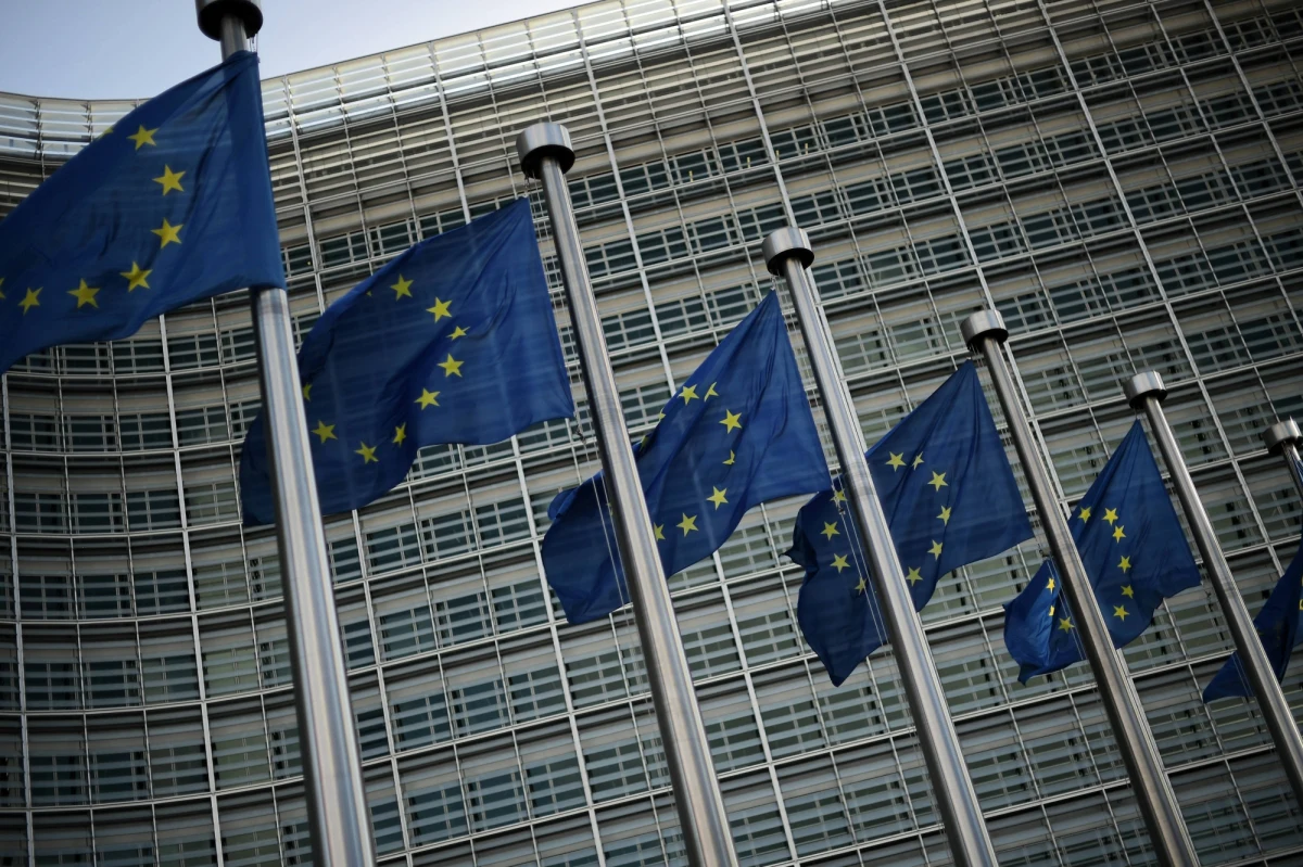 Ambasadorowie państw członkowskich przy UE zatwierdzili czwarty pakiet sankcji wobec Rosji - podała francuska prezydencja w UE. Pakiet jest skierowany "przeciwko osobom i podmiotom zaangażowanym w agresję na Ukrainę, a także kilku sektorom rosyjskiej gospodarki".