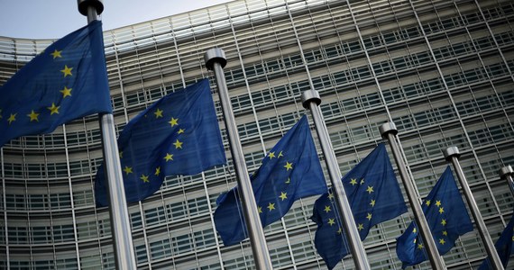 Ambasadorowie państw członkowskich przy UE zatwierdzili czwarty pakiet sankcji wobec Rosji - podała francuska prezydencja w UE. Pakiet jest skierowany "przeciwko osobom i podmiotom zaangażowanym w agresję na Ukrainę, a także kilku sektorom rosyjskiej gospodarki".